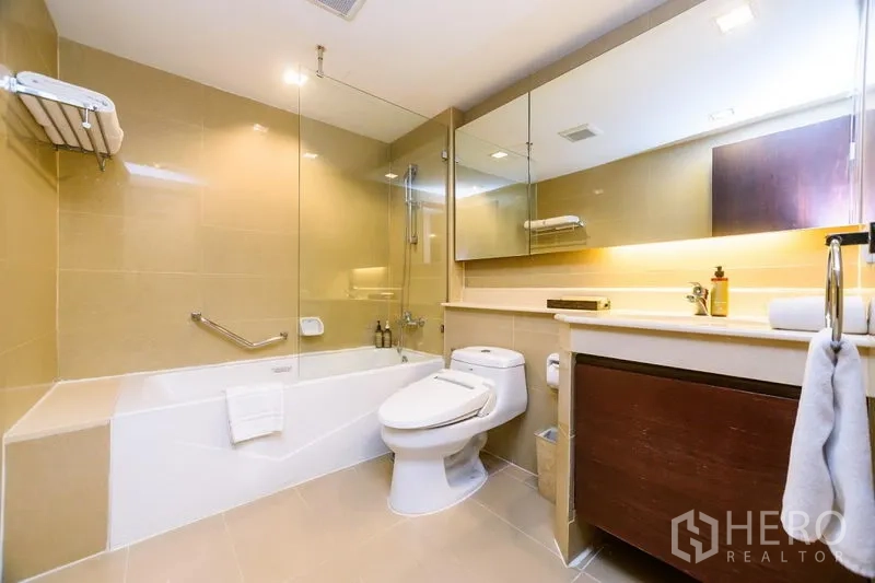 คอนโด ให้เช่าในKhlong Toei, Bangkok - ห้องน้ำสว่าง อ่างอาบน้ำพร้อมฉากกั้นกระจก กระจกบานใหญ่และเคาน์เตอร์