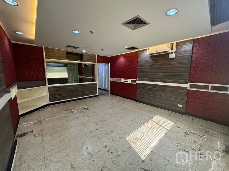 สำนักงาน ให้เช่าในYan Nawa, Bangkok - ห้องประชุมมุมมองอีกด้าน ตู้ชั้นบิลท์อิน ผนังพาเนล เครื่องปรับอากาศ