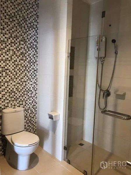 ทาวน์เฮาส์ ให้เช่าในYan Nawa, Bangkok - ห้องน้ำพร้อมฉากกั้นอาบน้ำกระจก ผนังกระเบื้องโมเสก และสุขภัณฑ์ทันสมัย