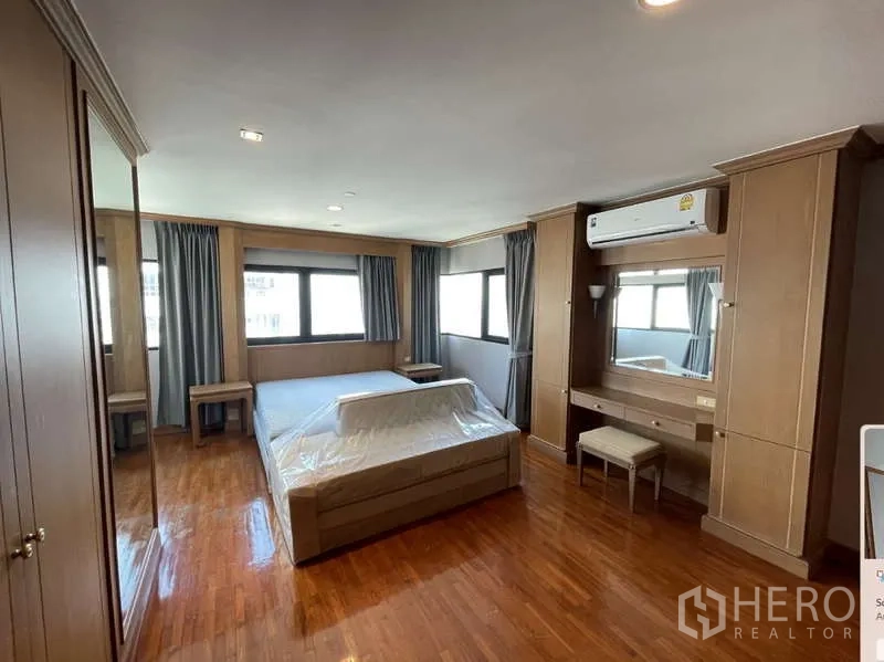 คอนโด ให้เช่า - ห้องนอนมาสเตอร์พร้อมโต๊ะเครื่องแป้งใต้แอร์ และงานไม้บิลท์อิน