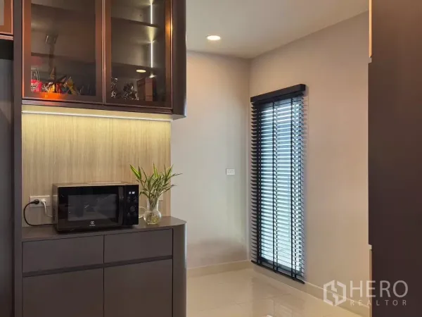 Detached House for rent in Bang Phli, Samut Prakan - Pantry corner with microwave, glass-front cabinets and window blinds.