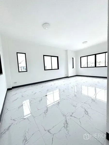 คลังสินค้า ให้เช่าในKhlong Luang, Pathum Thani - ห้องเปิดโล่งกว้าง มีหน้าต่างกรอบอลูมิเนียมหลายด้าน พื้นเงางาม