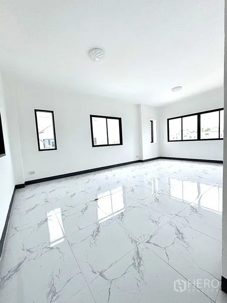 คลังสินค้า ให้เช่าในKhlong Luang, Pathum Thani - ห้องเปิดโล่งกว้าง มีหน้าต่างกรอบอลูมิเนียมหลายด้าน พื้นเงางาม