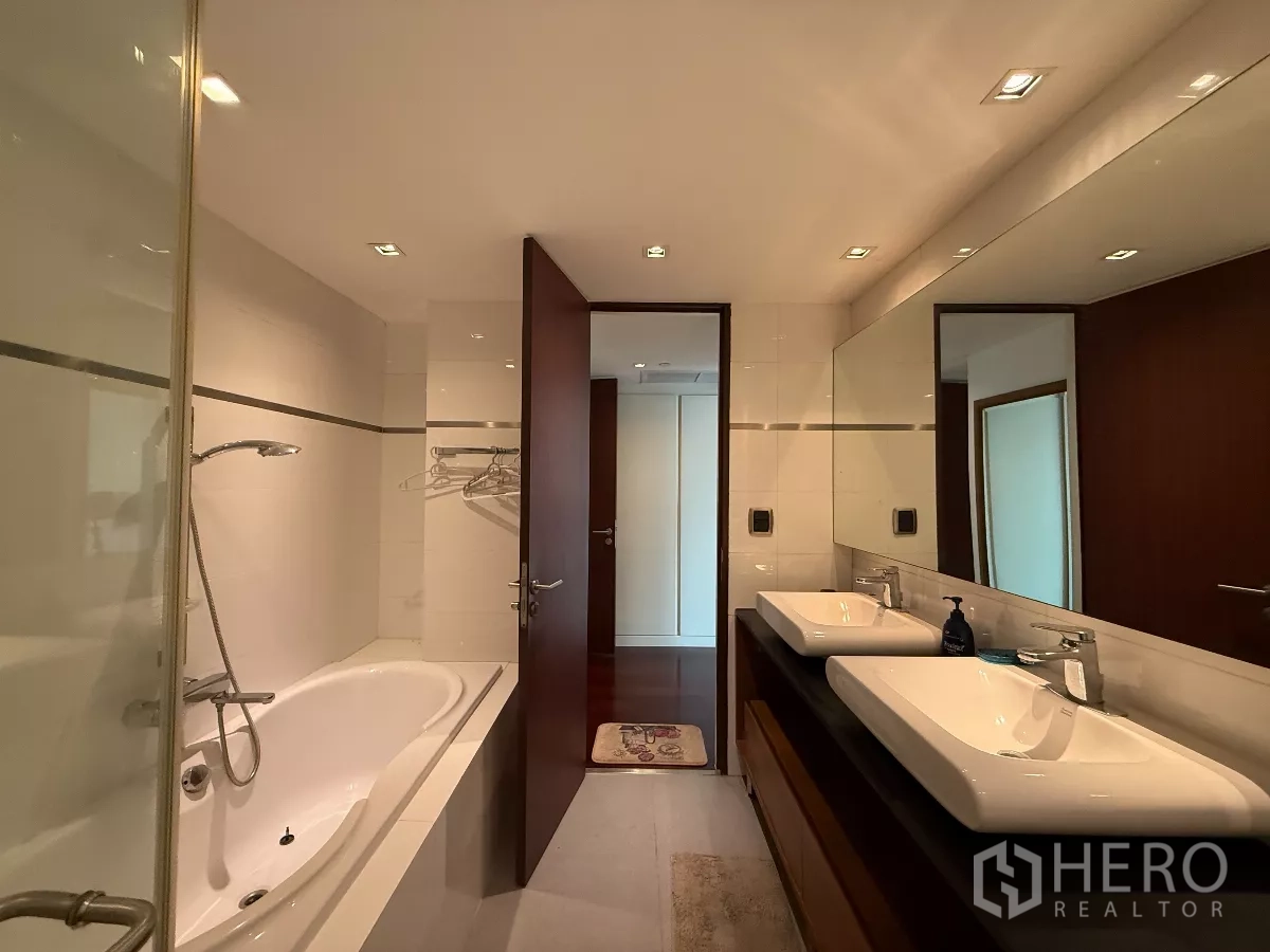 คอนโด ให้เช่าในPhaya Thai, Bangkok - ห้องน้ำอ่างล้างหน้าแบบคู่ กระจกยาว และอ่างอาบน้ำติดตู้กั้นอาบน้ำ