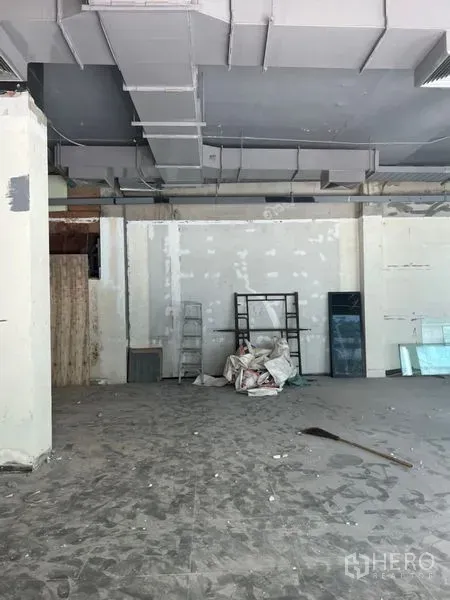 พื้นที่ขายปลีก ให้เช่าในKhlong Toei, Bangkok - พื้นที่ค้าปลีกอยู่ระหว่างปรับปรุง มีบันได วัสดุงาน และพื้นกระเบื้องใต้ท่อระบบปรับอากาศ