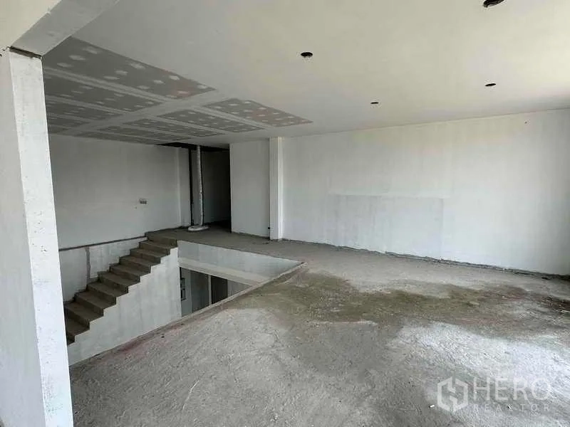 คลังสินค้า ให้เช่าในSai Noi, Nonthaburi - ออฟฟิศชั้นสองแบบโอเพ่นสเปซ มีบันไดขึ้นและฝ้าเพดานฉาบเรียบรอเก็บงาน