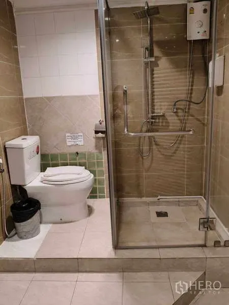 零售空间 出租在Khlong Toei, Bangkok - 浴室配玻璃淋浴间、手持花洒和马桶。
