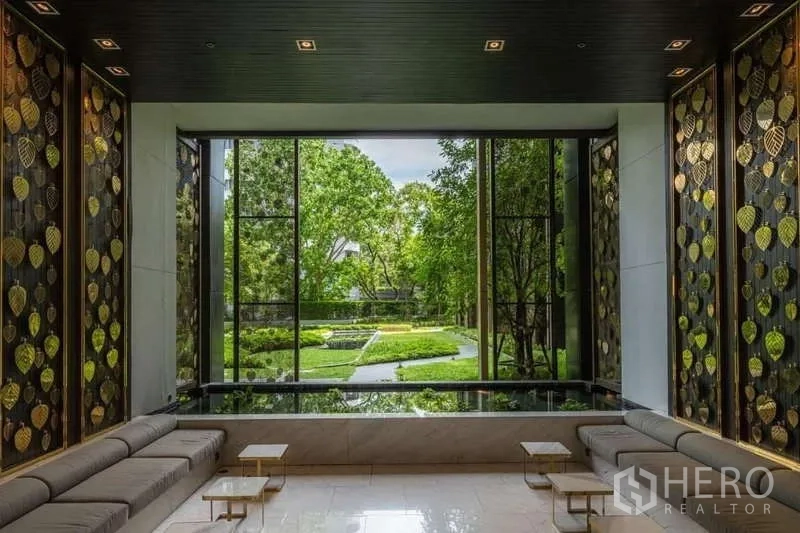 คอนโด ให้เช่าหรือขายในPathum Wan, Bangkok - โถงรับรองหรูมองออกสวนหย่อมผ่านช่องหน้าต่างขนาดใหญ่