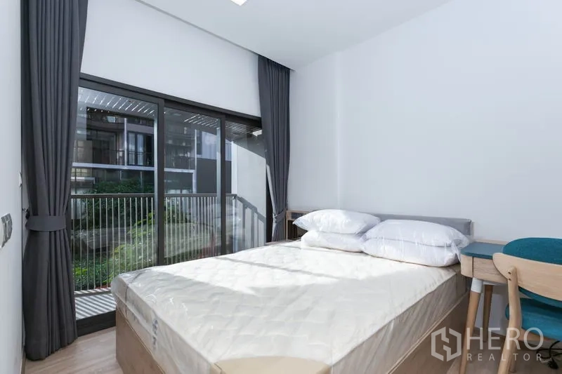 คอนโด ให้เช่าในWatthana, Bangkok - ห้องนอนประตูกระจกบานเลื่อนออกระเบียง เตียงคู่ และโต๊ะทำงาน