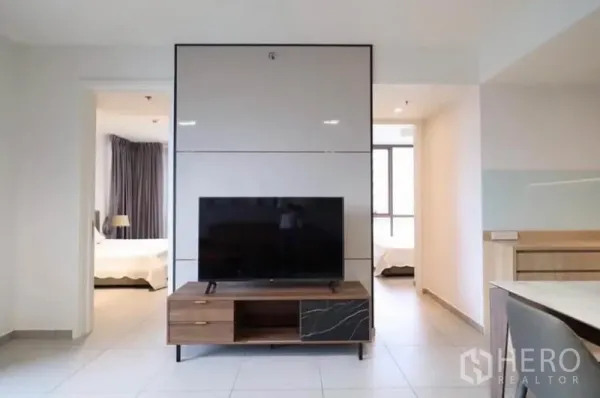 คอนโด ให้เช่าในWatthana, Bangkok - มุมชั้นวางทีวีกั้นพื้นที่ มีทางเข้าห้องนอนสองห้องและแสงธรรมชาติ