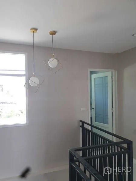 สำนักงานที่บ้าน ให้เช่าในSuan Luang, Bangkok - โถงบันไดชั้นบน พร้อมโคมแขวนและราวเหล็กสีดำ