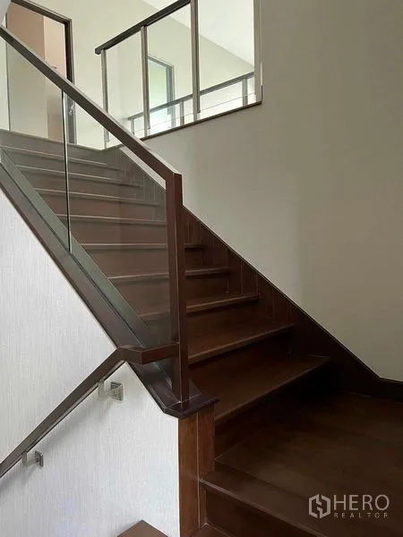 บ้าน ขายในBang Kruai, Nonthaburi - บันไดไม้พร้อมราวกันตกกระจกแบบทันสมัย