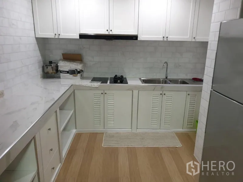 คอนโด ให้เช่าในWatthana, Bangkok - ครัวแยกโทนขาว ตู้เก็บของเยอะ เตา เครื่องดูดควัน อ่างล้างจานคู่ และตู้เย็น