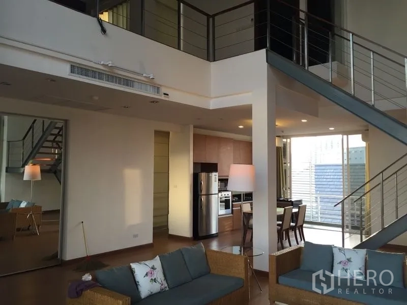 公寓 出租在Chatuchak, Bangkok - 挑高客厅，带夹层、开放式厨房和钢制楼梯的跃层公寓。