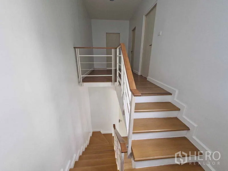 独立式住宅 出售在Rat Burana, Bangkok - 楼梯与平台，木踏步与白色栏杆