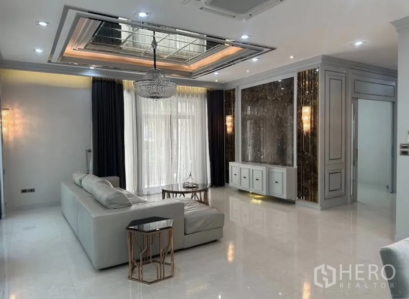 บ้านเดี่ยว for rent or sale in Prawet, Bangkok - โถงรับแขก–ทานอาหารแบบโอเพ่น โพื้นเงางาม ผนังตกแต่งหิน และประตูกระจกบานเลื่อน