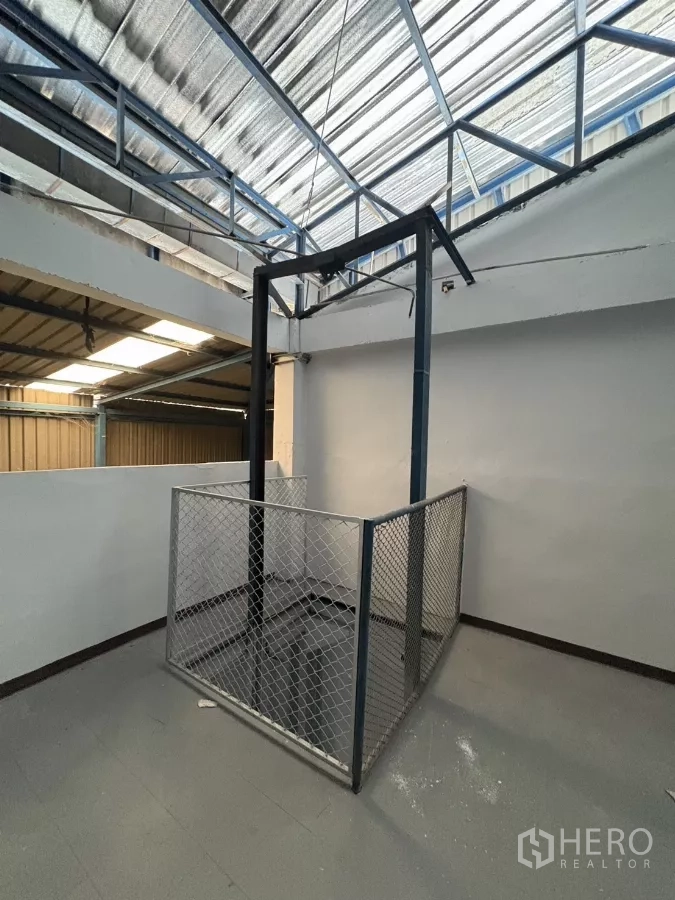 โรงงาน ให้เช่าในKhlong Toei, Bangkok - ลิฟต์ขนของแบบแมนนวลพร้อมรั้วตาข่ายนิรภัย