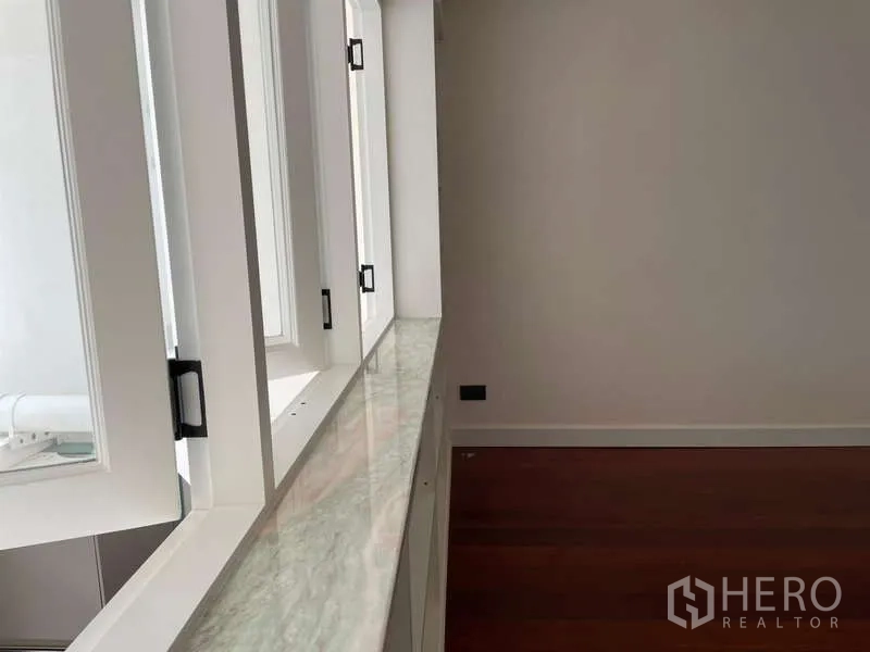 สำนักงานที่บ้าน ให้เช่าในWatthana, Bangkok - ระเบียงธรณีหินอ่อนกับหน้าต่างบานกระทุ้งสีขาว.