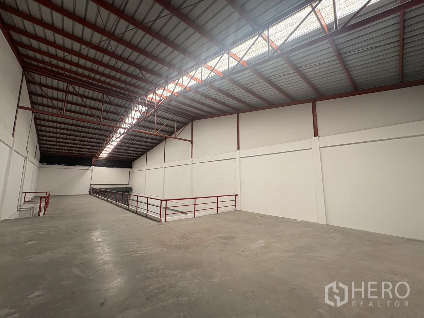 工厂 出租在Phra Samut Chedi, Samut Prakan - 混凝土夹层宽阔，金属隔热屋顶下方设中置采光带。