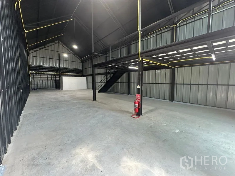 货栈 出租在Bueng Kum, Bangkok - 高挑仓库内部，钢结构立柱与混凝土地面，设有夹层平台。