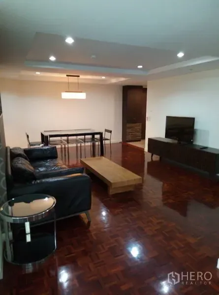 คอนโด ให้เช่าในWatthana, Bangkok - ห้องนั่งเล่นและรับประทานอาหารกว้าง พื้นปาร์เกต์ โซฟาหนัง ตู้วางทีวี และไฟแขวนสไตล์โมเดิร์น