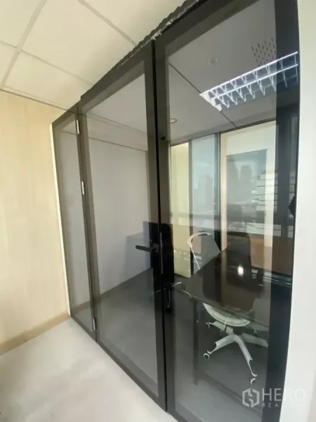 สำนักงาน ให้เช่าในWatthana, Bangkok - ห้องส่วนตัวกั้นผนังกระจกกรอบสีดำพร้อมเก้าอี้ทำงาน ในออฟฟิศตกแต่งพร้อมใช้