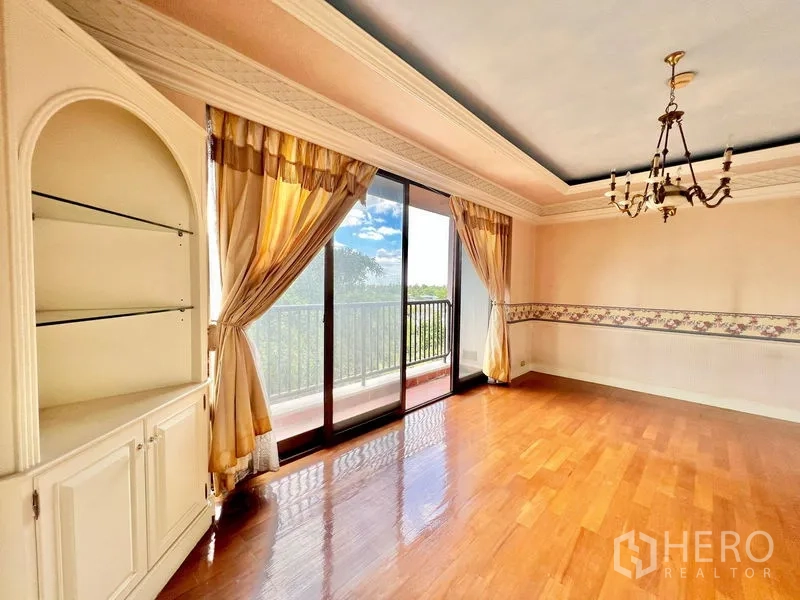 คอนโด ขายในPak Kret, Nonthaburi - ห้องอเนกประสงค์สว่าง ม่านพริ้ว รายละเอียดฝ้า และพื้นไม้