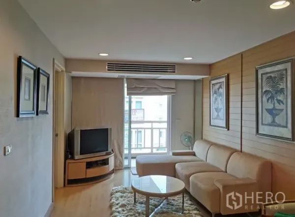 คอนโด ขายในSathon, Bangkok - ห้องนั่งเล่นสว่าง โซฟา L สีเบจ พร้อมชั้นวางทีวีและประตูกระจกออกระเบียง