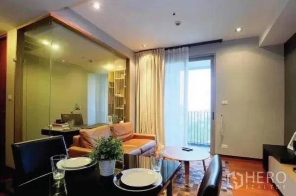 คอนโด ขายในKhlong Toei, Bangkok - มุมทานอาหารติดผ้าม่านสูงจรดเพดาน เชื่อมสู่ระเบียง