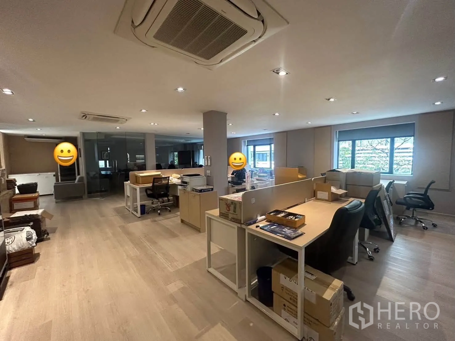 办公室 for rent in Bang Rak, Bangkok - 开放办公区另一视角，临窗工位、浅色木地板与天花卡式空调