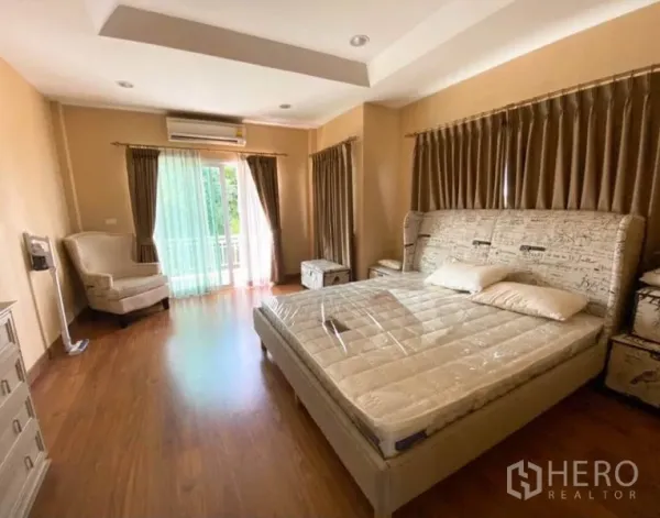บ้าน ให้เช่าหรือขายในBang Yai, Nonthaburi - ห้องนอนใหญ่กว้าง พร้อมทางออกระเบียง พื้นไม้ และเครื่องปรับอากาศ