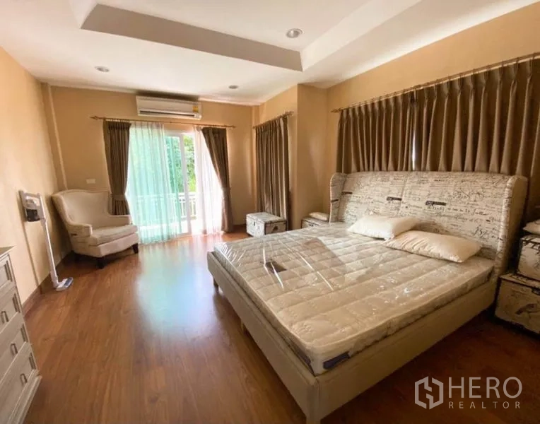บ้าน ให้เช่าหรือขายในBang Yai, Nonthaburi - ห้องนอนใหญ่กว้าง พร้อมทางออกระเบียง พื้นไม้ และเครื่องปรับอากาศ