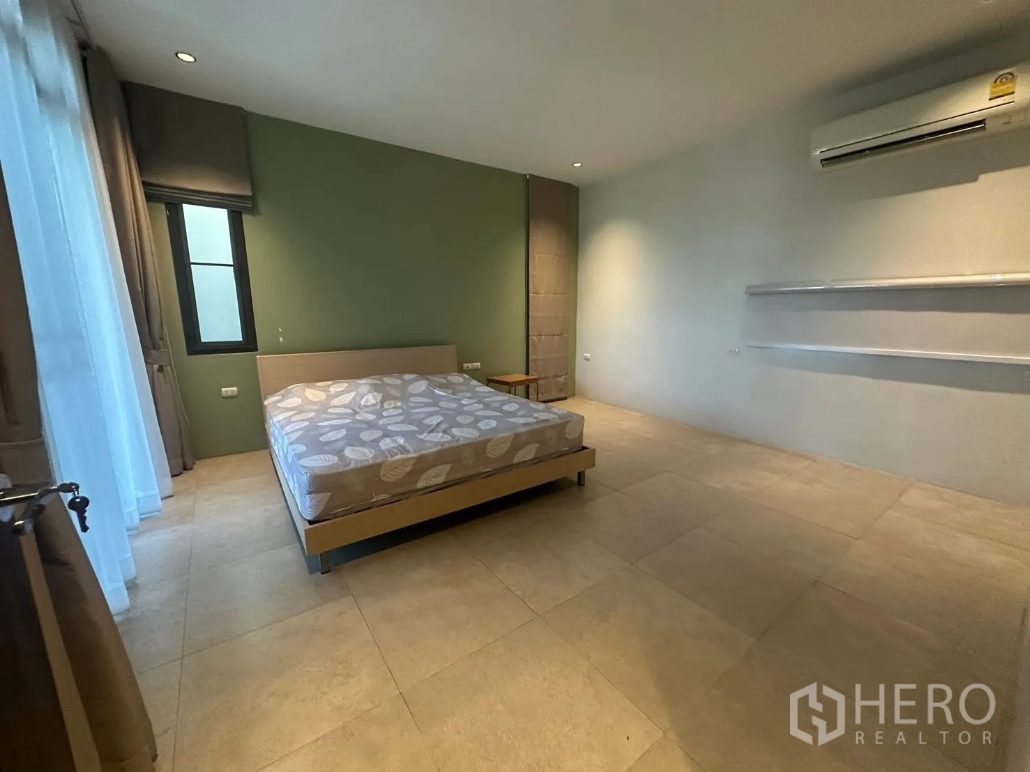 บ้าน for rent in Watthana, Bangkok - ห้องนอนหลัก ผนังสีเขียวเตียงนอน ชั้นวางของ และเครื่องปรับอากาศ
