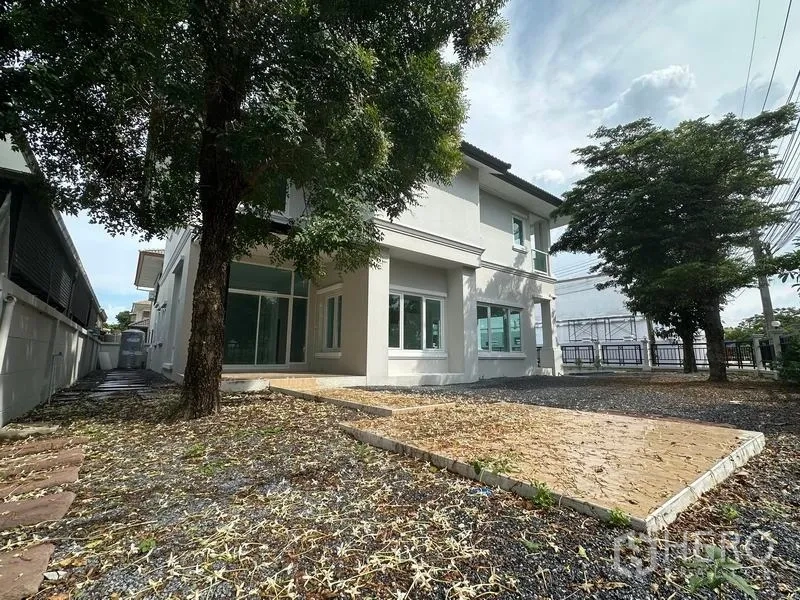 บ้าน ขายในLam Luk Ka, Pathum Thani - พื้นที่สวนข้างบ้าน มีต้นไม้ใหญ่ ลานพักผ่อน และโรยกรวด