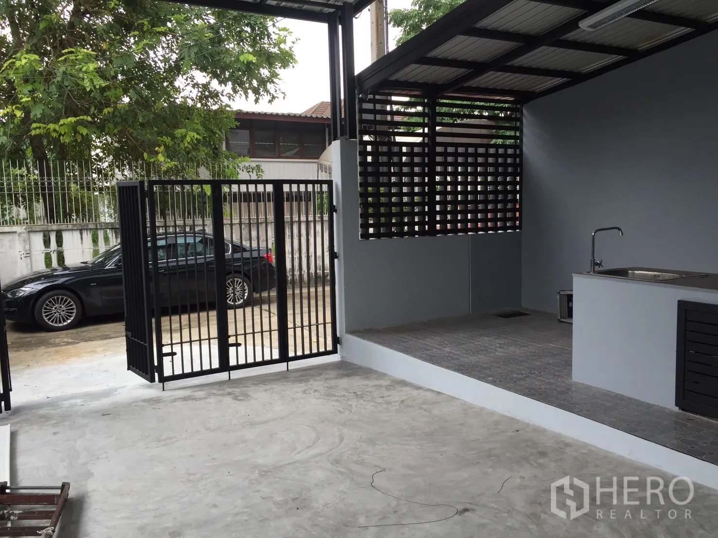 สำนักงานที่บ้าน ให้เช่าหรือขายในSuan Luang, Bangkok - ที่จอดรถมีหลังคาพร้อมประตูรั้วเหล็ก และโซนครัวเปียกนอกบ้าน