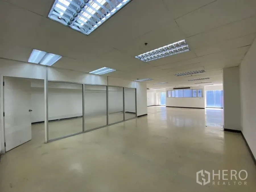 สำนักงาน ให้เช่าในWatthana, Bangkok - โซนออฟฟิศเปิดโล่งพร้อมผนังกระจกและแสงธรรมชาติ ใกล้ BTS อโศก