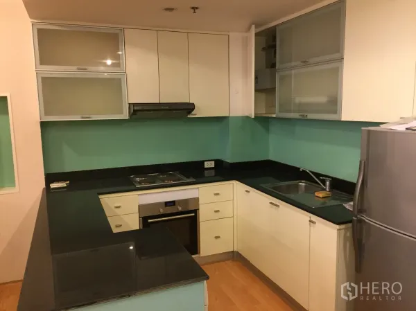 คอนโด ให้เช่าในSathon, Bangkok - ครัวรูปตัวแอล เคาน์เตอร์หินสีดำ เตาอบ เตาไฟฟ้า และตู้เย็นสแตนเลส