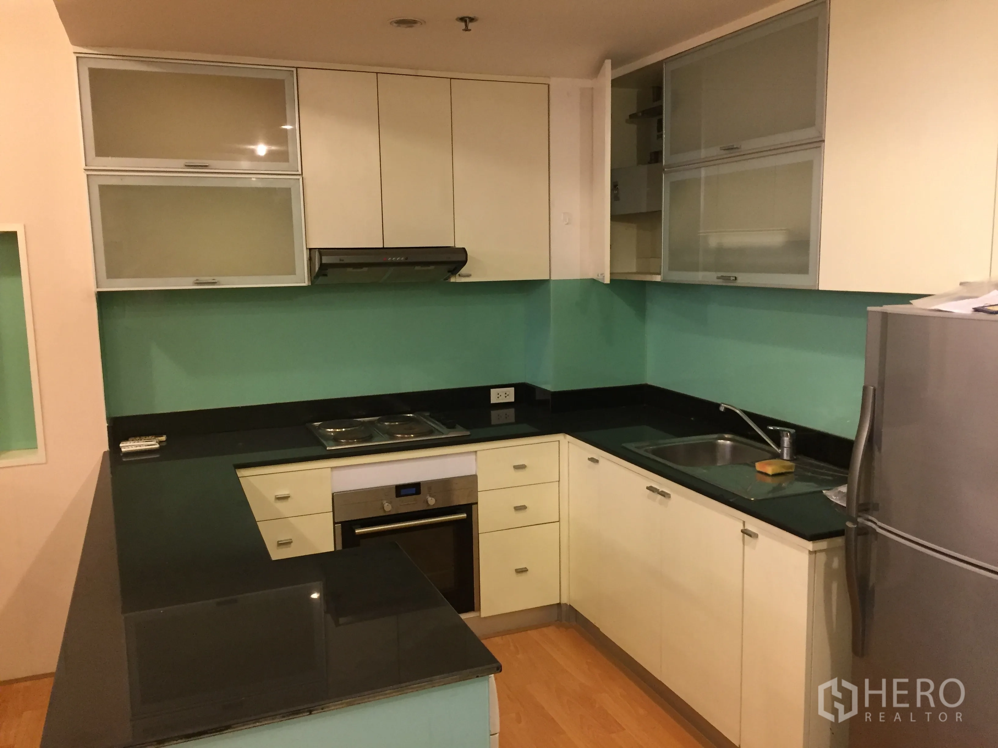 คอนโด ให้เช่าในSathon, Bangkok - ครัวรูปตัวแอล เคาน์เตอร์หินสีดำ เตาอบ เตาไฟฟ้า และตู้เย็นสแตนเลส