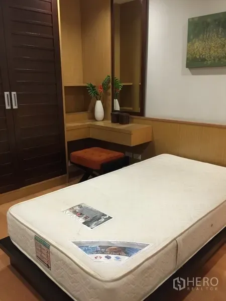 Condominium for rent or sale in Sathon, Bangkok - Second bedroom featuring a single bed, built-in wardrobe and vanity corner with mirror.