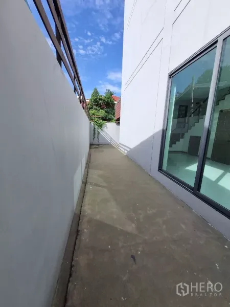 สำนักงานที่บ้าน ให้เช่าในKhlong Toei, Bangkok - ทางเดินข้างบ้านคอนกรีตยาวตลอดตัวอาคาร พร้อมหน้าต่างบานใหญ่