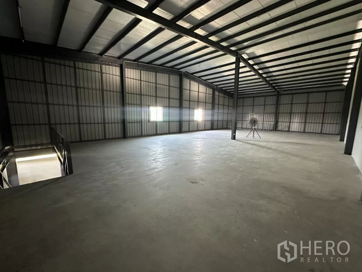 货栈 出租在Prawet, Bangkok - 大面积开放式夹层，带窗与保温屋面板。