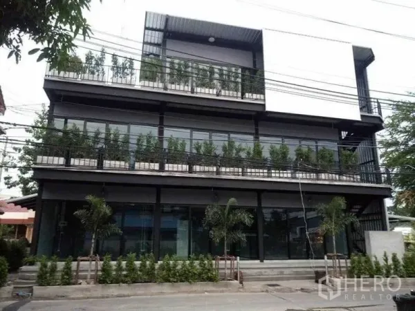 带办公室的家 出租在Din Daeng, Bangkok - 现代三层家办建筑，落地玻璃立面与种植花槽阳台。