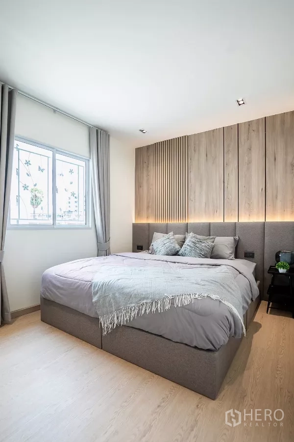 บ้าน ให้เช่าในHuai Khwang, Bangkok - ห้องนอนมาสเตอร์หัวเตียงไม้ลายราง พร้อมไฟสลัว