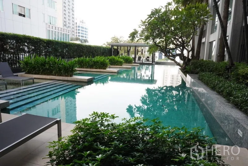 คอนโด ให้เช่าในWatthana, Bangkok - สระว่ายน้ำสไตล์รีสอร์ท รายล้อมด้วยต้นไม้สีเขียวที่ Quattro by Sansiri