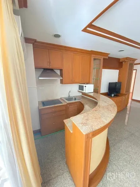 อพาร์ทเมนท์ ให้เช่าในWatthana, Bangkok - ครัวขนาดกะทัดรัด ตู้ไม้บิลท์อิน เตาและเครื่องดูดควัน พร้อมท็อปหินทรงโค้ง