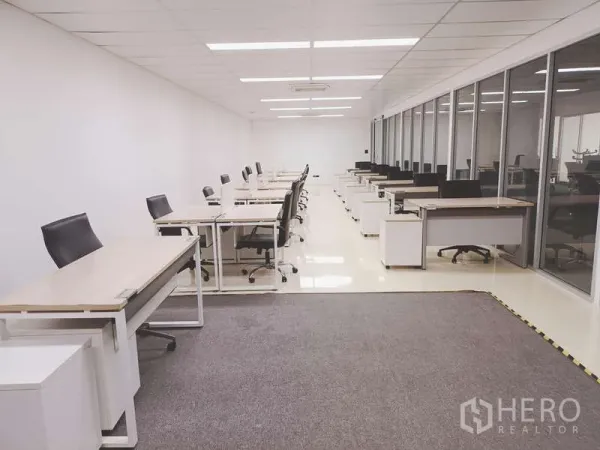 货栈 出租在Lak Si, Bangkok - 明亮的行政办公区，成排工位，临整面玻璃窗。