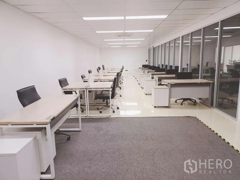 货栈 出租在Lak Si, Bangkok - 明亮的行政办公区，成排工位，临整面玻璃窗。