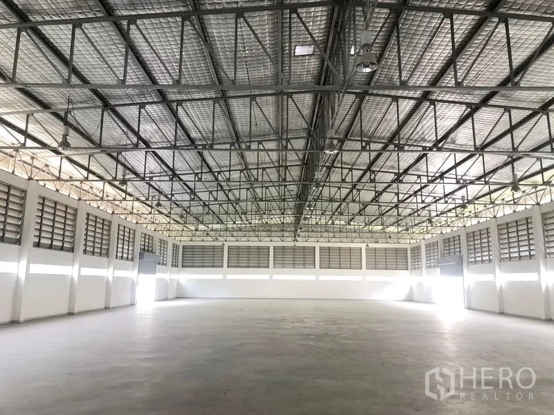 工厂 出租或出售在Bang Pa-in, Phra Nakhon Si Ayutthaya - 宽阔的生产大厅，保温屋顶、工业照明与通风百叶。