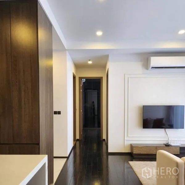 คอนโด ให้เช่าในWatthana, Bangkok - โถงทางเดินไปยังห้องนอน มีทีวีติดผนังและเครื่องปรับอากาศซ่อนฝ้า