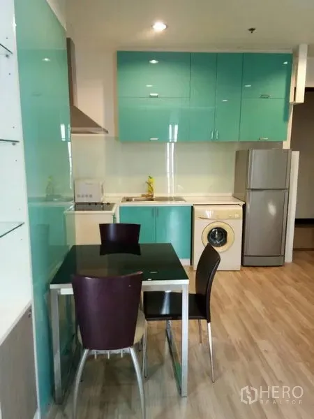 คอนโด ให้เช่าในRatchathewi, Bangkok - ครัวบิวต์อินตู้สีเขียวมินต์ พร้อมตู้เย็น เครื่องซักผ้า และชุดโต๊ะอาหารสองที่นั่ง